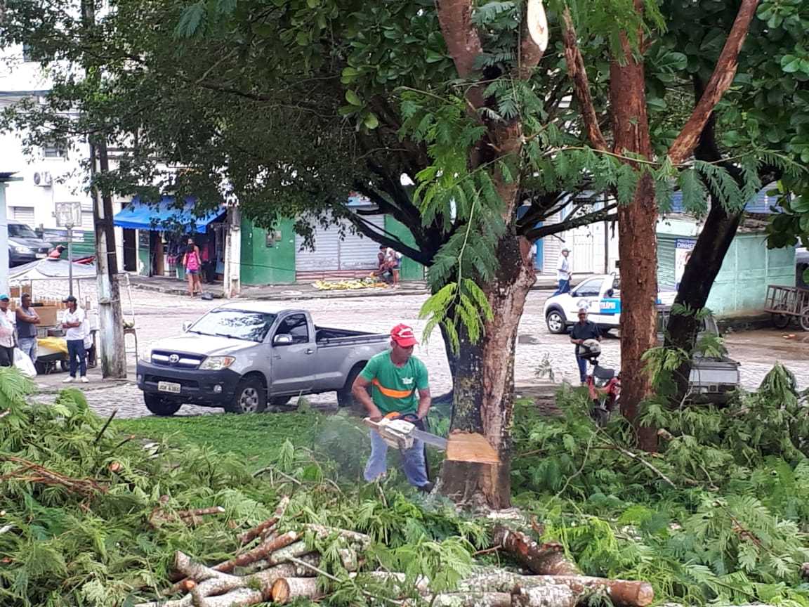 Prefeito se reúne com Secretarias e Defesa Civil para avaliar danos causados pela ventania e chuvas
